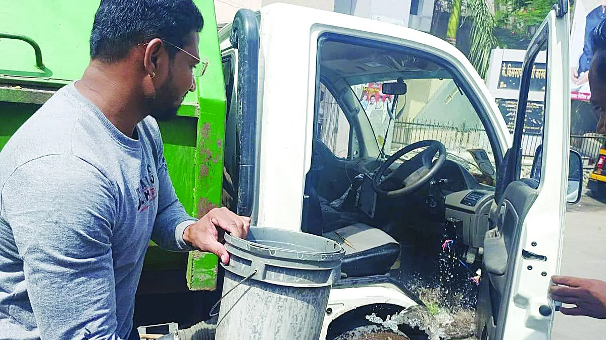 महापालिकेच्या कचरा वाहनाला आग
