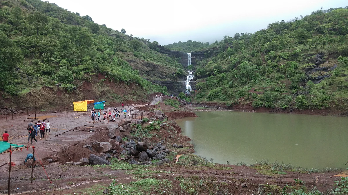 Photo Gallery : इगतपुरीवर हिरवी शाल; बंदी झुगारून छुप्या मार्गाने पर्यटक करतायेत सुट्टी साजरी