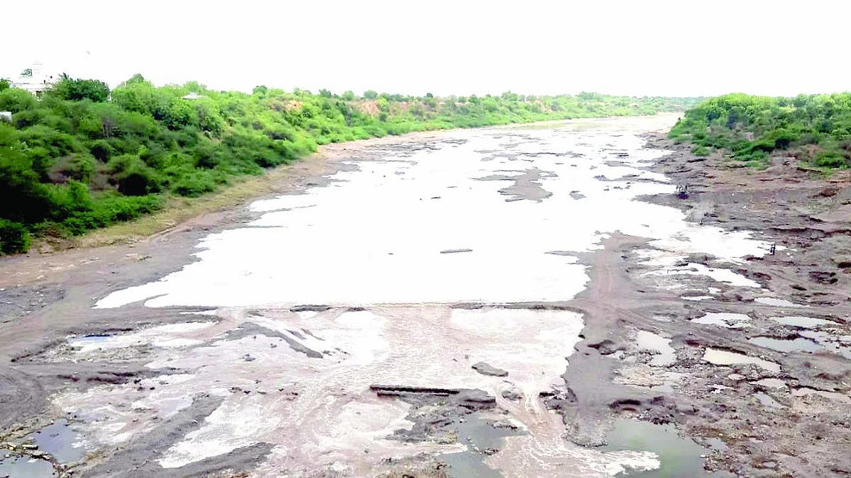 वाळू माफियांनी ‘गिरणाई’ला ओरबडले !