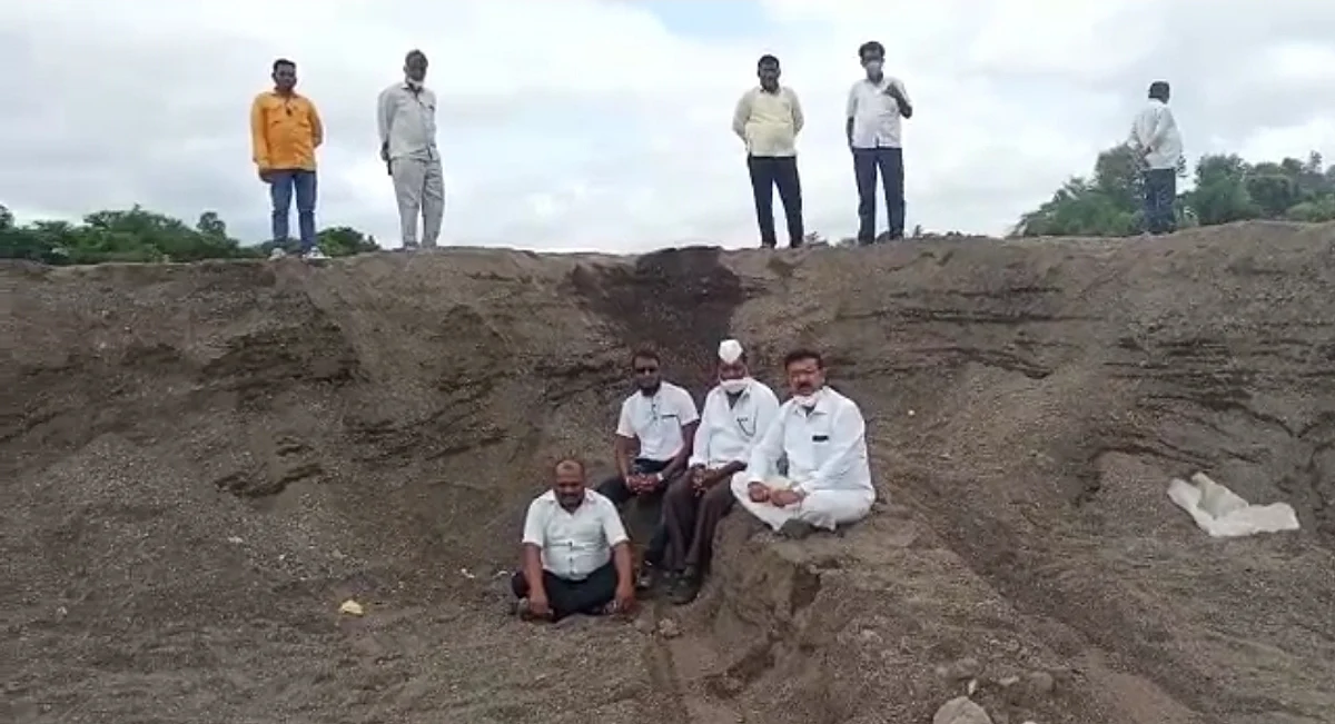 लोहोणेर-ठेंगोडा ग्रामस्थांचे गिरणा नदीत ठिय्या