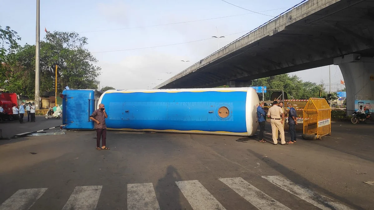 तब्बल १२ तासांच्या अथक प्रयत्नाअंती गॅस टँकर बाजूला सारण्यात यश