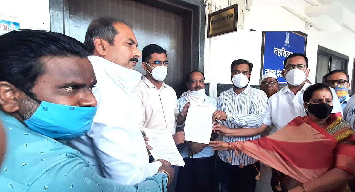 संगमनेरकरांचा तहसिल कार्यालयासमोर ठिय्या