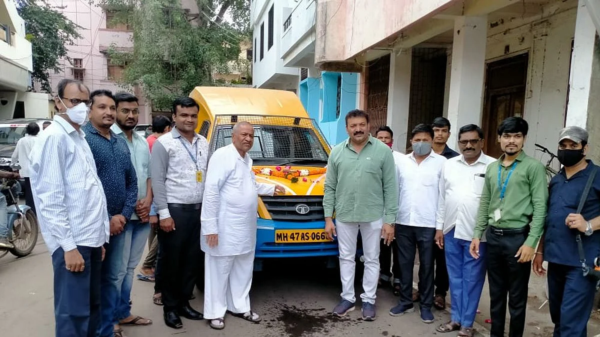 माजी आ.शिरीष चौधरी यांच्या हस्ते कॅश पिकअप व्हॅनचा शुभारंभ