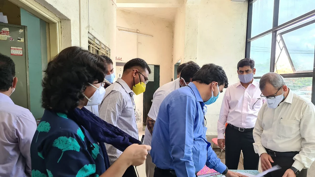 जिल्हाधिकाऱ्यांची ग्रामीण रुग्णालयाला अचानक भेट; आरोग्य यंत्रणेचा घेतला आढावा
