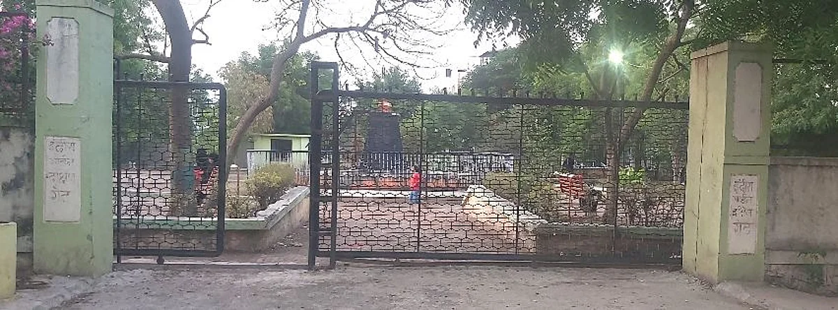 संगमनेरातील इंदिरा गांधी गार्डन बनलयं मद्यपींचा अड्डा