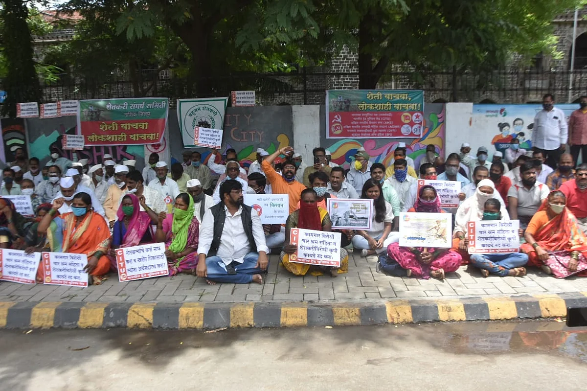 जिल्हाधिकारी कार्यालयासमोर धरणे आंदोलन