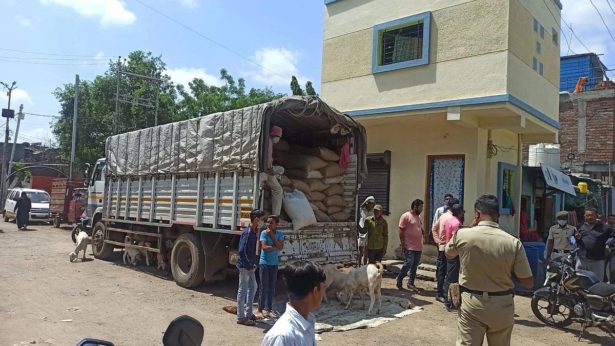 विनापरवाना रेशनच्या गहू, तांदूळाची वाहतूक करणारा ट्रक पकडला