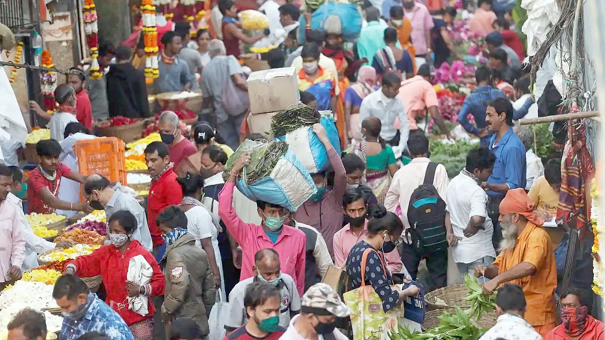 निर्बंधांकडे लोकांनी दुर्लक्ष तरी किती करावे?
