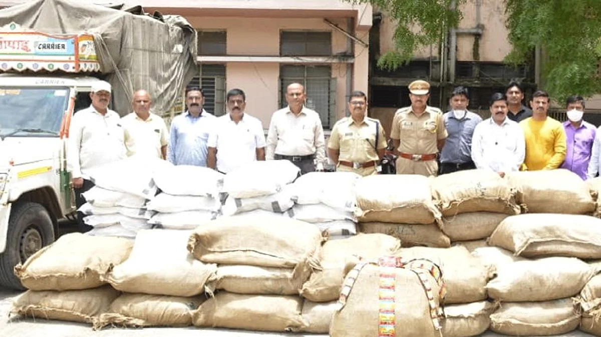 सांगितली मिरची, निघाला 15 लाखांचा गुटखा