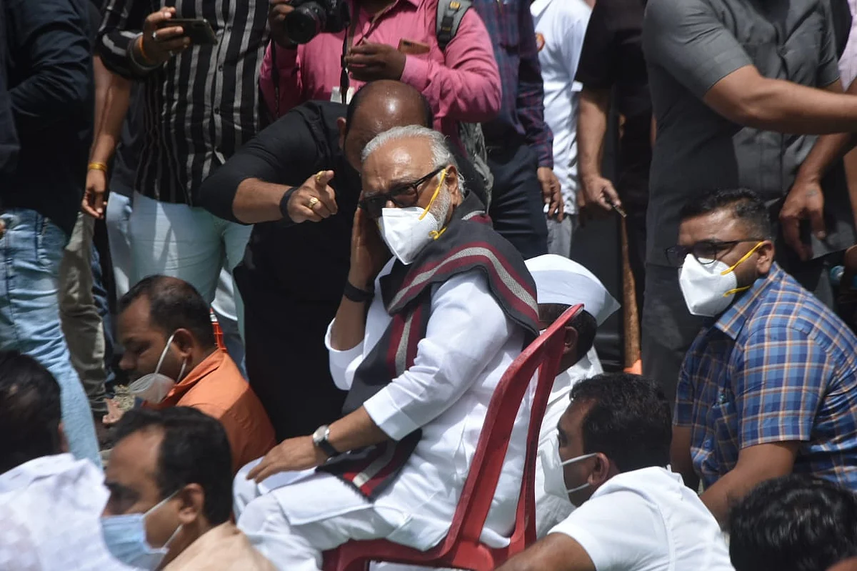 भुजबळ खुर्चीवर बसताच आंदोलक आक्रमक