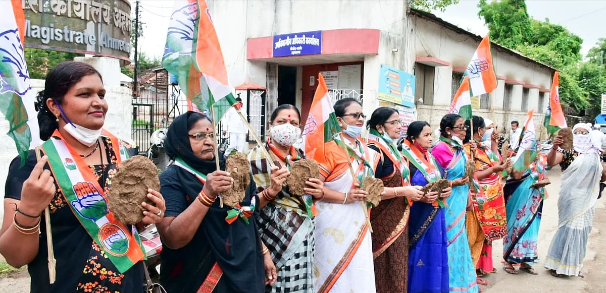 गॅस दरवाढीचा अनोख्या पद्धतीने निषेध; पंतप्रधानांना कुरिअरने पाठविल्या शेणाच्या गोवऱ्या