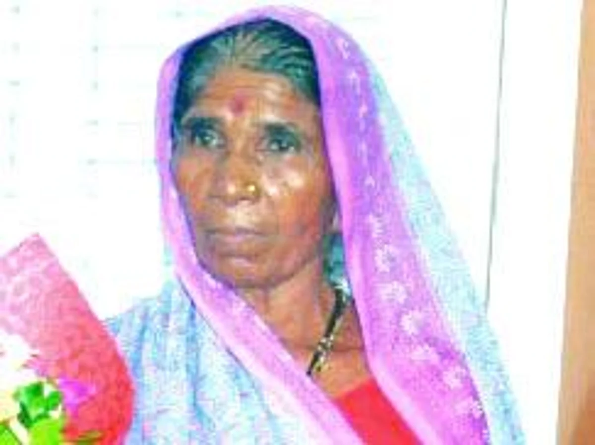 विमान अपघातात मदत करणार्या वृध्देचा गौरव