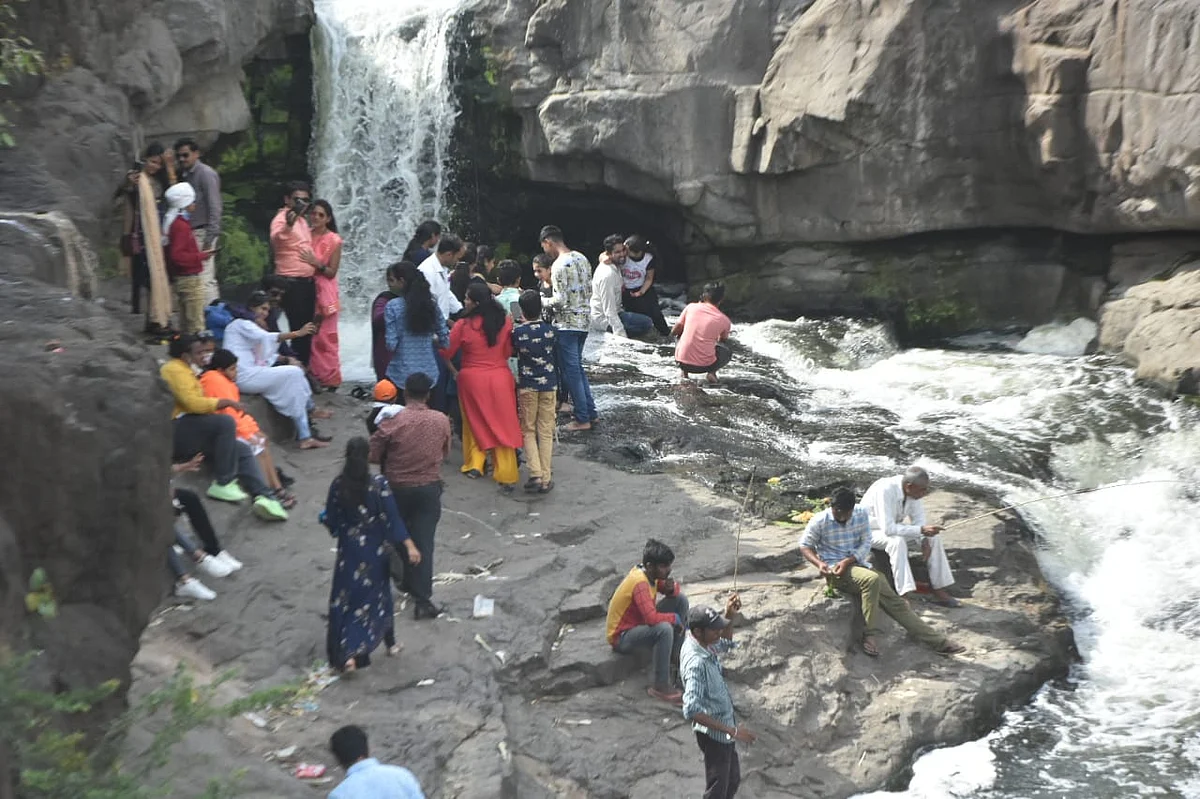 PhotoGallery : सोमेश्वर धबधब्यावर भरली जत्रा