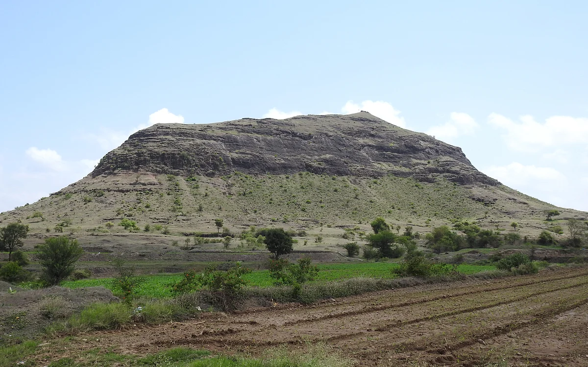 Photo : नगरच्या पारनेर तालुक्यात अप्रकाशित गिरिदुर्गाचा शोध