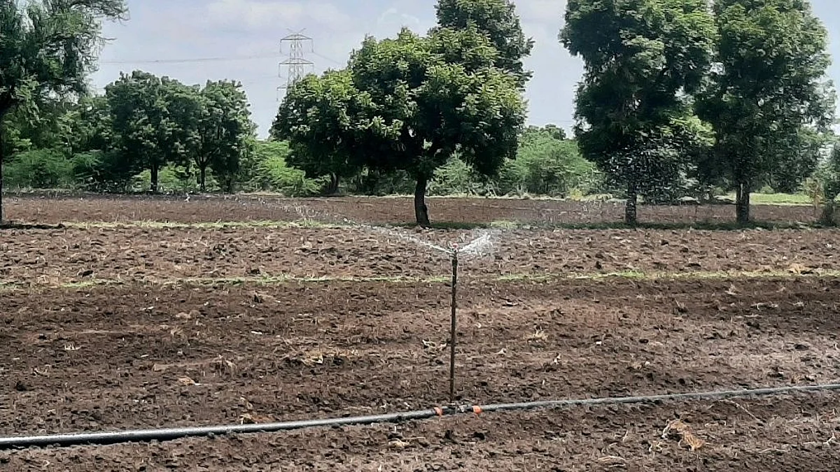 पावसाने दडी मारल्याने पिके वाचवण्यासाठी शेतकर्यांची धडपड