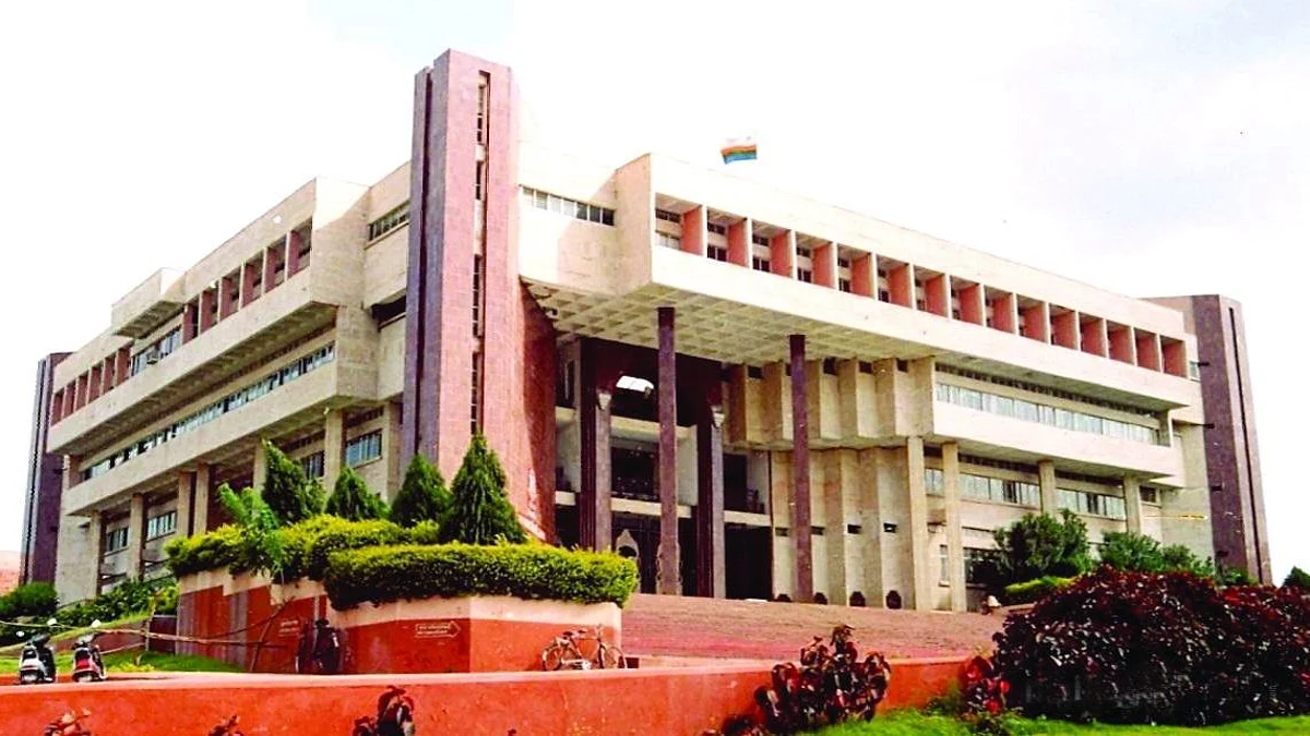 प्रभारी कुलसचिवांंच्या विरोधात विद्यापीठ कर्मचारी कृती समितीची कुलगुरुंकडे तक्रार
