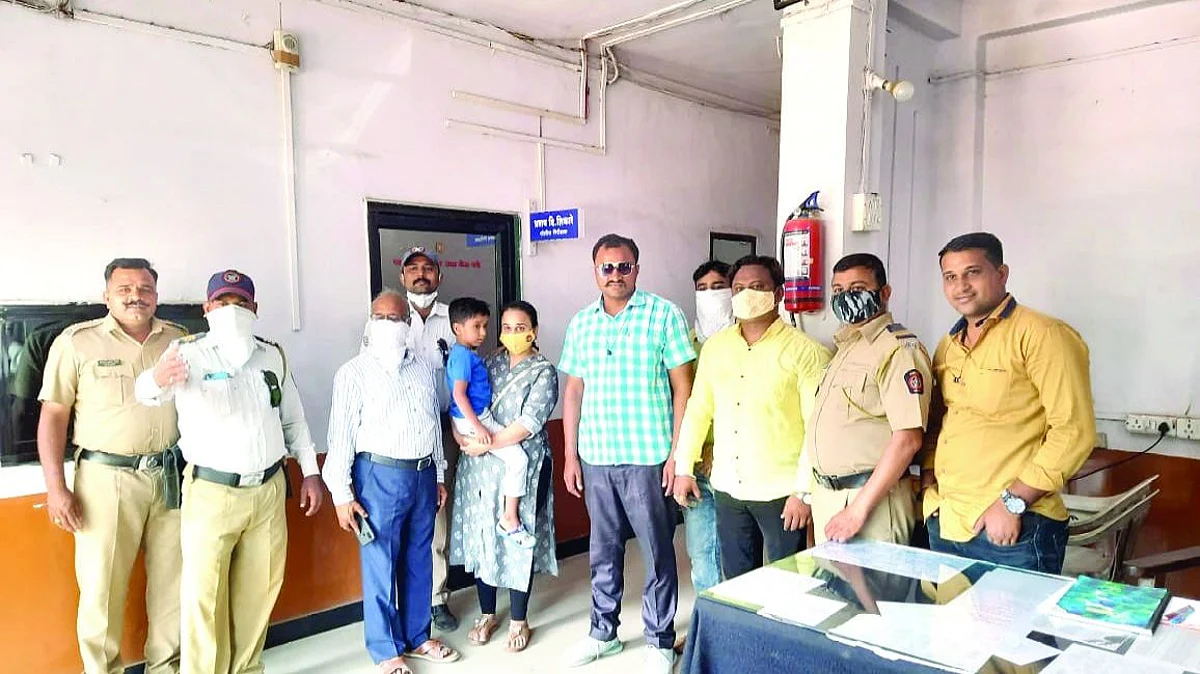 खेळता खेळता हरविलेला 3 वर्षांचा बालक पोलिसांच्या सतर्कतेने सुखरुप सापडला