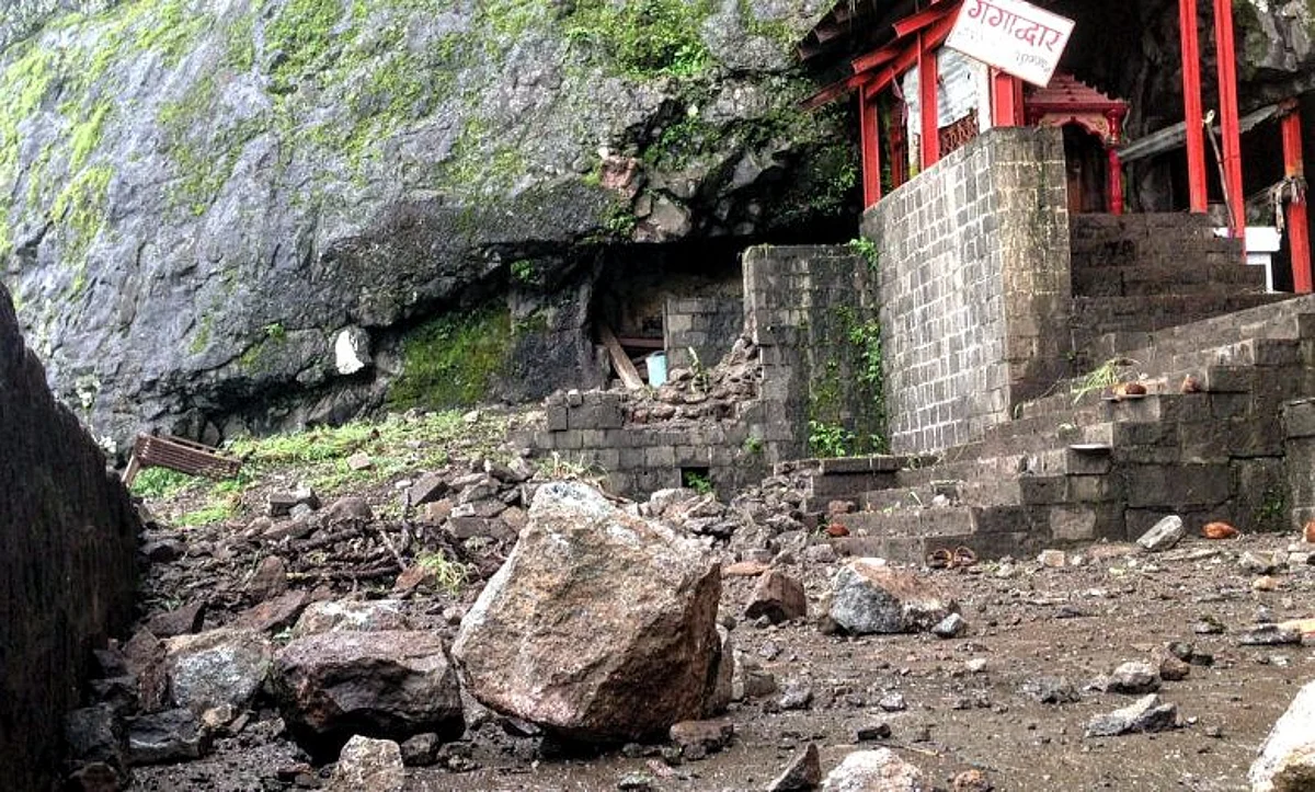 गंगाद्वारला दरड कोसळली, सुदैवाने दुर्घटना टळली