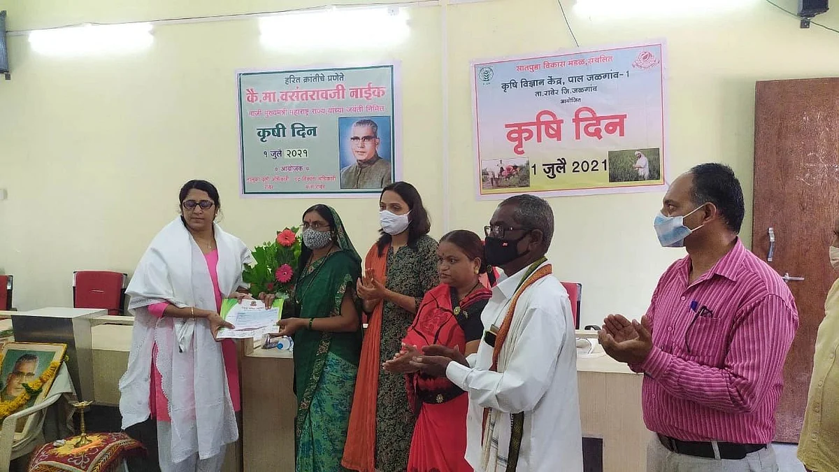दसनुर येथील वैशाली पाटील, ऐनपूरच्या कमलेश महाजन यांना आदर्श शेतकरी पुरस्कार