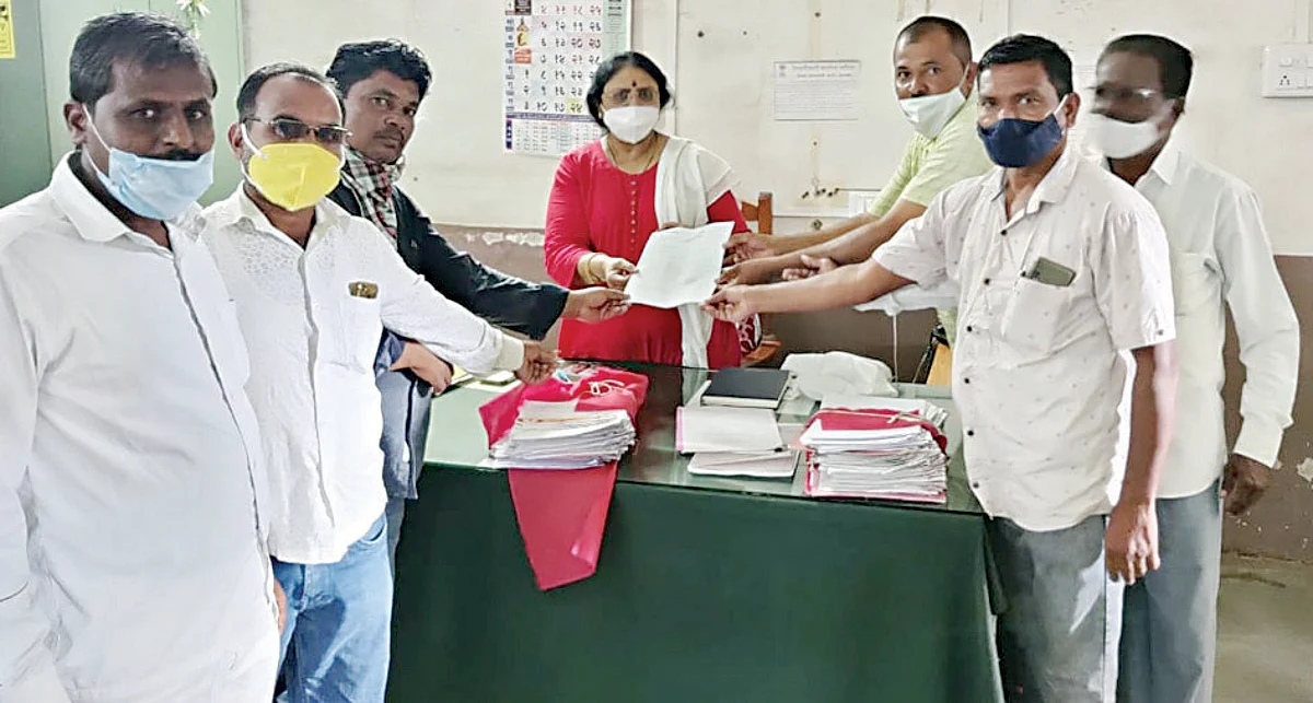 आदिवासींना बांधवाना खावटी योजनेचा लाभ द्या