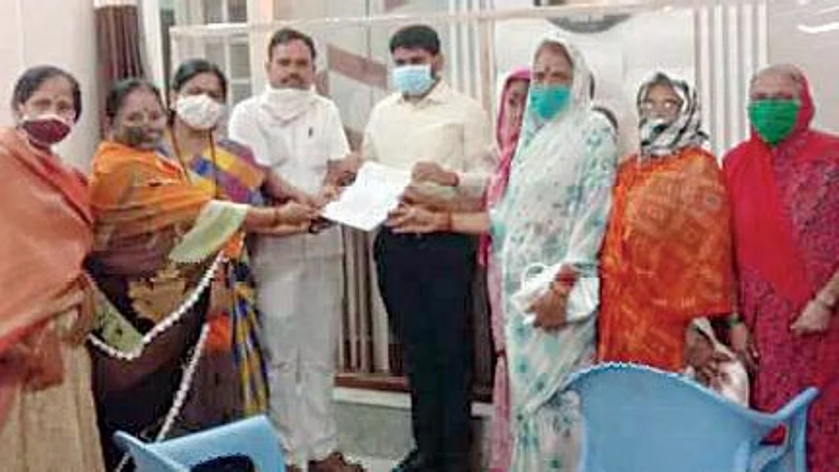अनुदानासाठी महिलांचे तहसीलदारांना साकडे