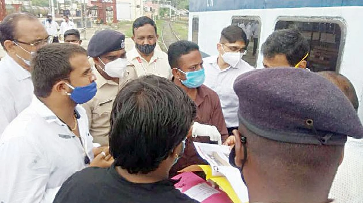 एक्स्प्रेसचे थांबे पूर्ववत करा; रेल्वे व्यवस्थापकांना साकडे