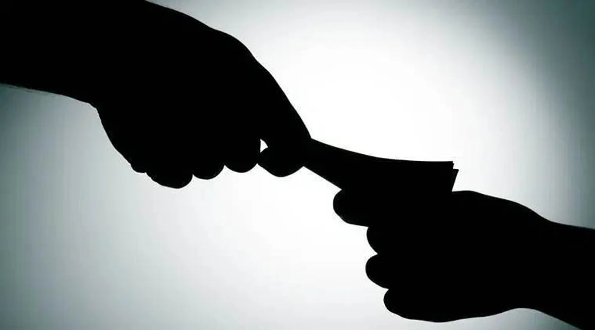 राज्यकर अधिकार्यावर लाच मागितल्याचा गुन्हा