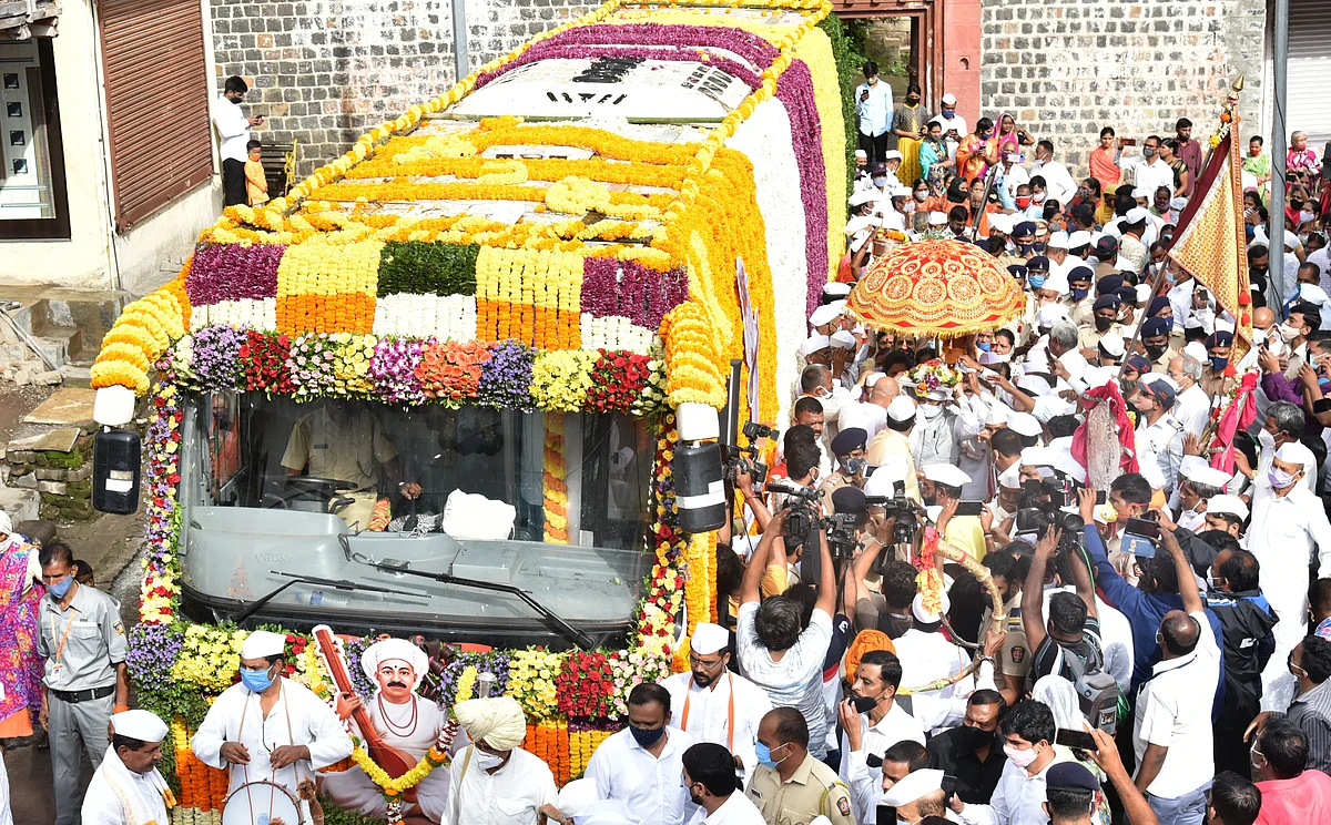 माउली, तुकोबांच्या पादुका पंढरपूरकडे मार्गस्थ