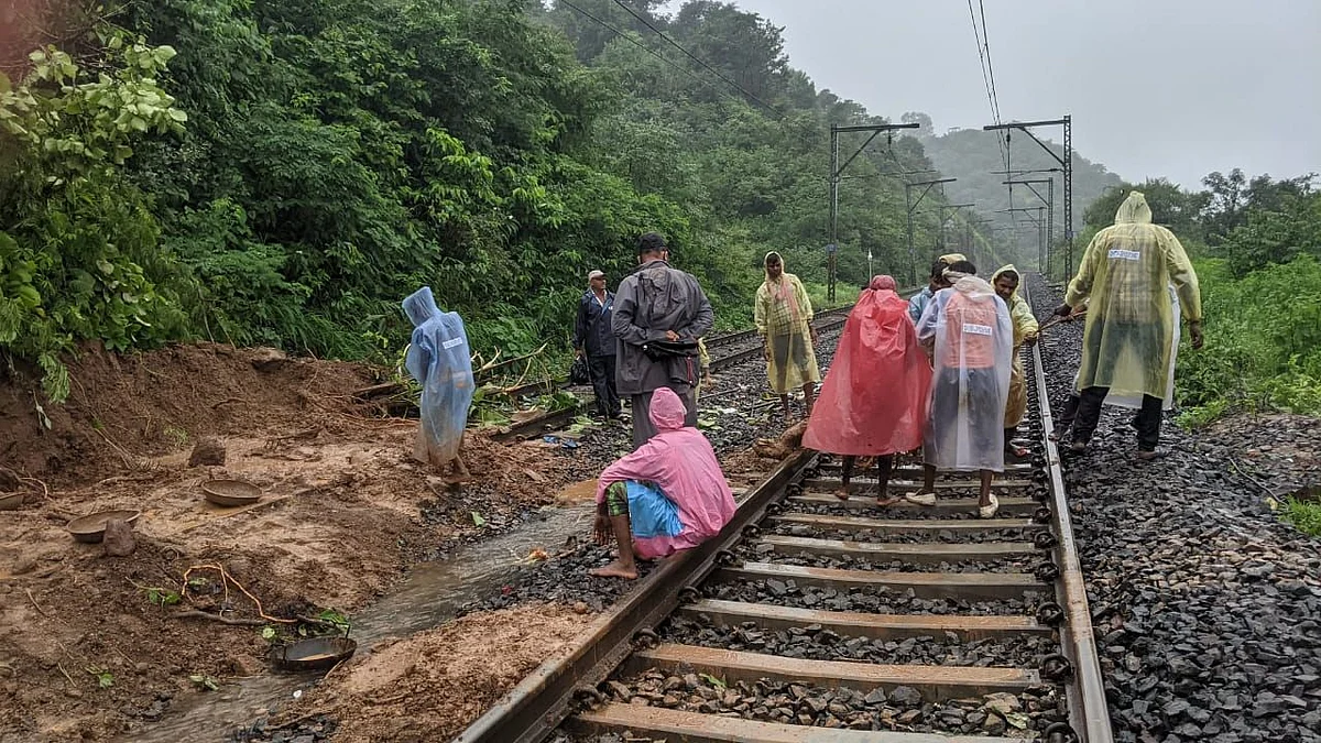 इगतपुरीत मुसळधार; कसारा घाटात दरड कोसळली; मध्य रेल्वे ठप्प