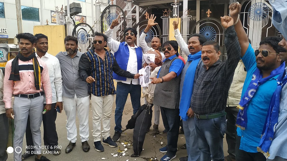 आ.संजय गायकवाडांच्या प्रतिमेला अंडा मारो आंदोलन