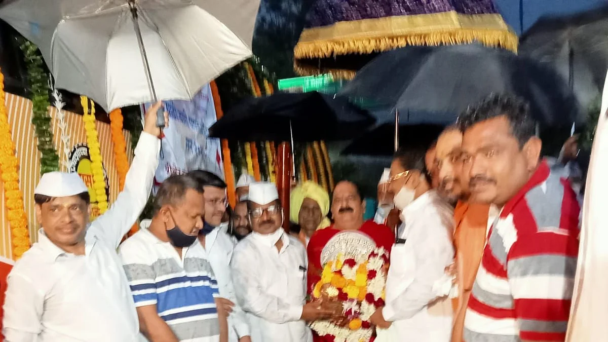 Amid heavy rains, Palkhi leaves for Pandharpur