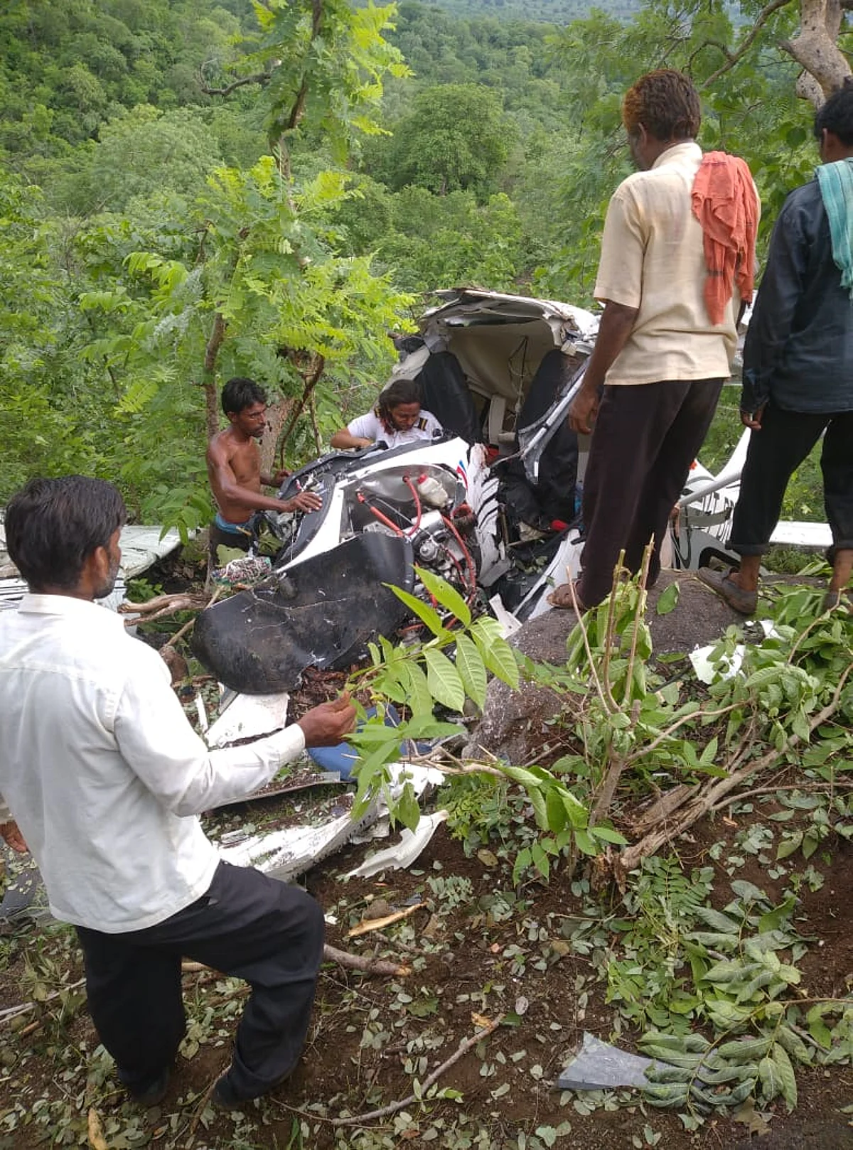 Video जळगावात प्रशिक्षणार्थी विमान कोसळले, १ ठार, १ गंभीर