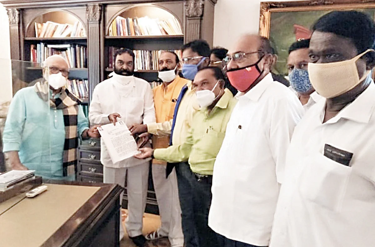 नामकरण समितीने घेतली पालकमंत्र्यांची भेट