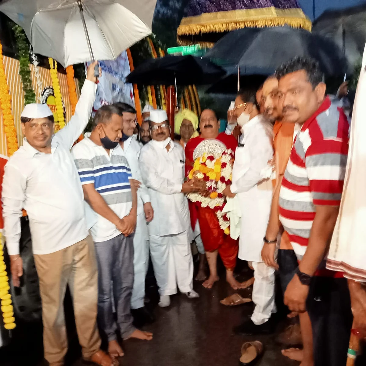 Video : 'माझे जीवाची आवडी नेई पंढरपुरा गुढी'
