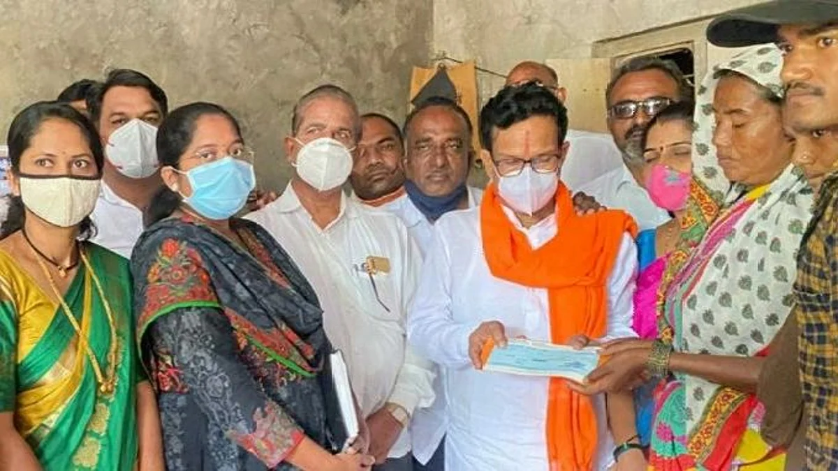 बिबट्याच्या हल्ल्यात मृत पावलेल्या शेतमजुराच्या कुटुंबियांस पाच लाखांची मदत