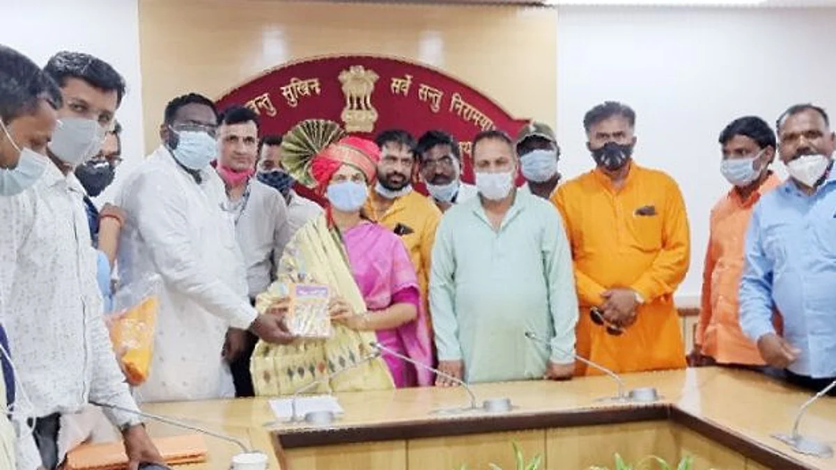 भरजरी पैठणी, मराठमोळा फेटा बांधून डॉ. भारती पवारांचा येवलेकरांनी केला सन्मान