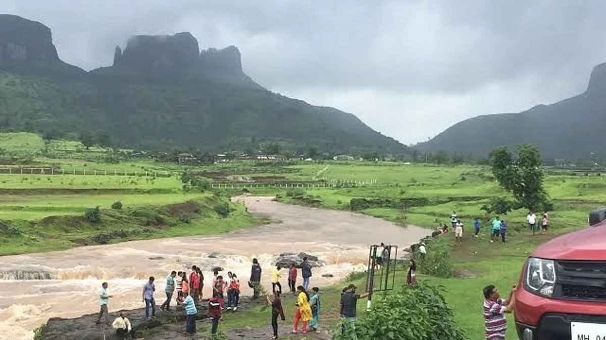 तीन तालुक्यांत मुसळधार; शहरासह १२ तालुके कोरडेच