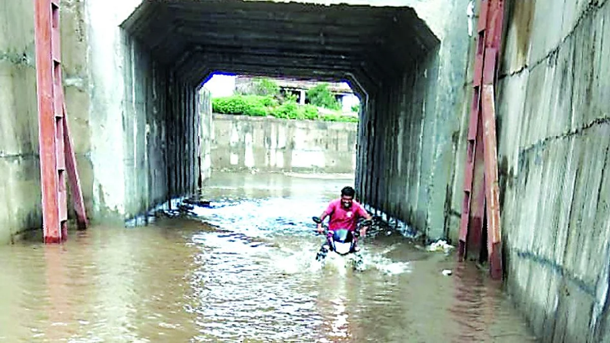 रेल्वे भूयारी मार्गावर पाणीच पाणी