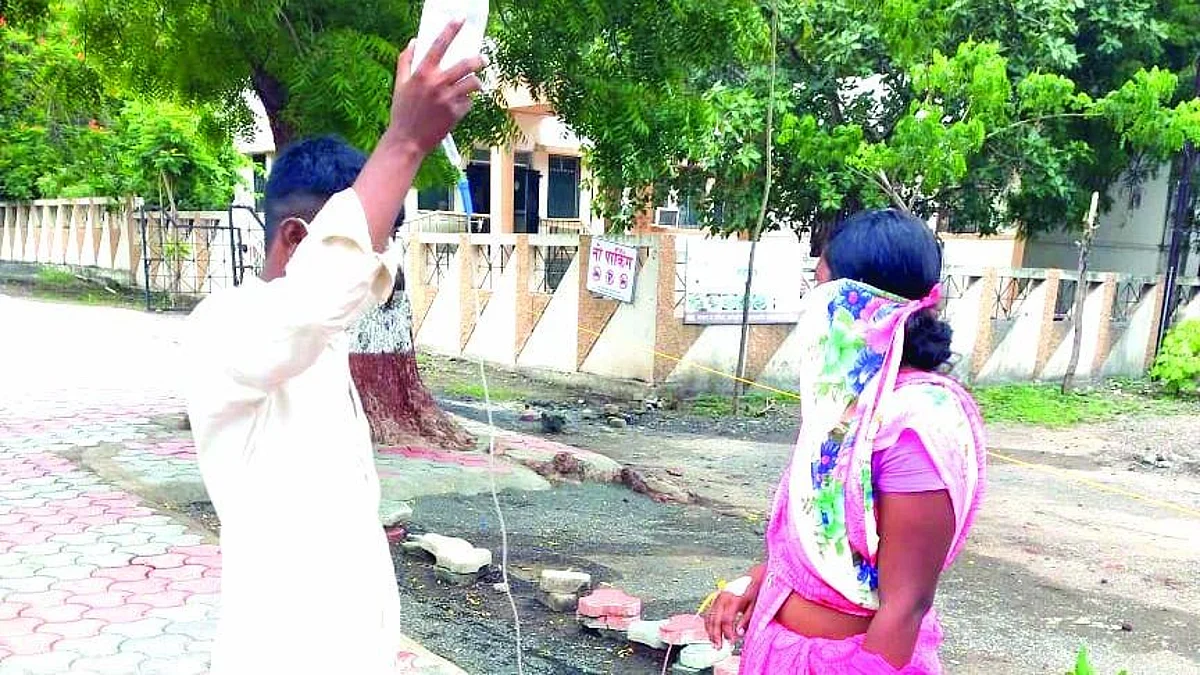 पत्नीला दंश केलेल्या सर्पाला पतीने आणले रुग्णालयात