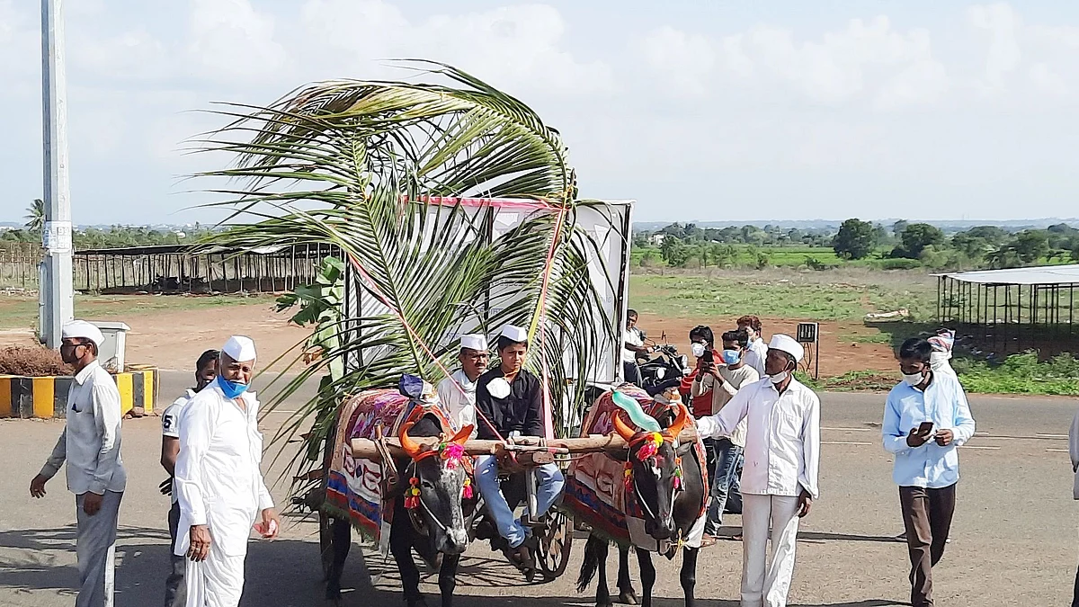 लिलावासाठी वाजत-गाजत आणला सेंद्रिय कांदा