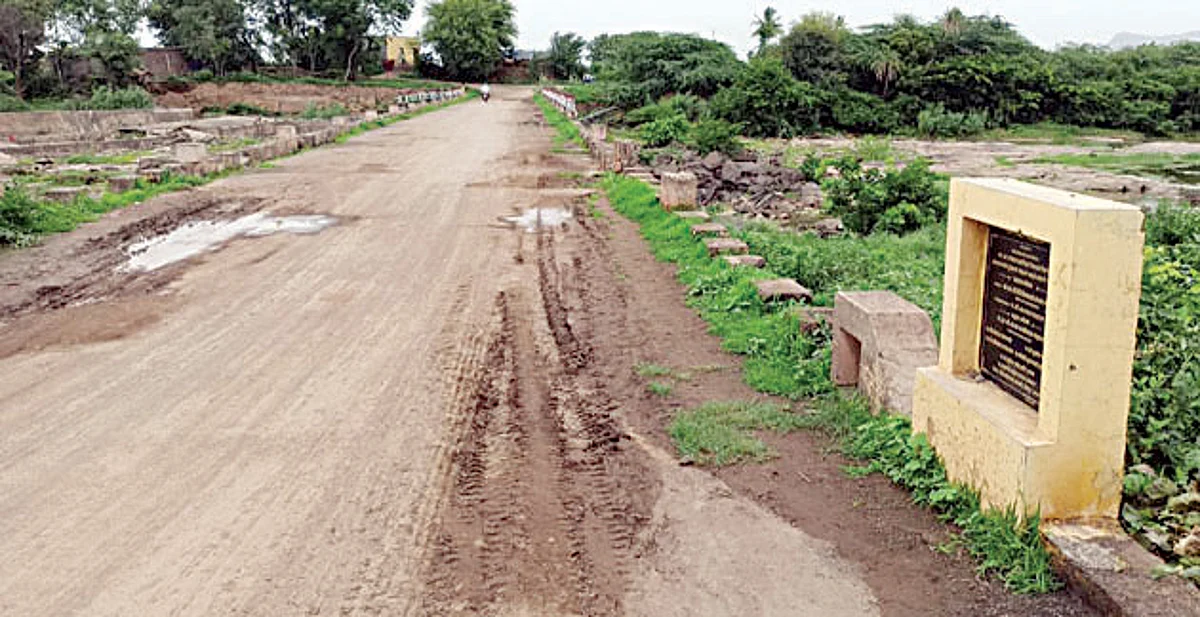 धोकादायक पूल दुरुस्त करण्याची मागणी