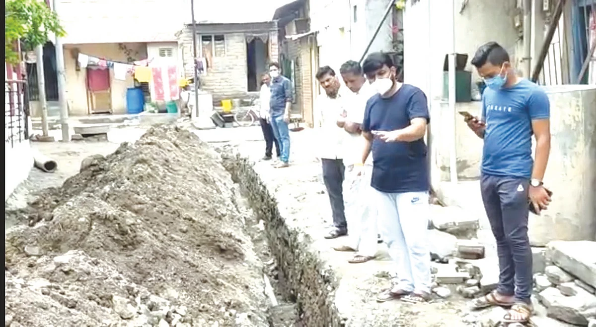 राहात्यात भुयारी गटारीच्या निकृष्ट कामामुळे उपनगराध्यक्ष ठेकेदारावर संतापले