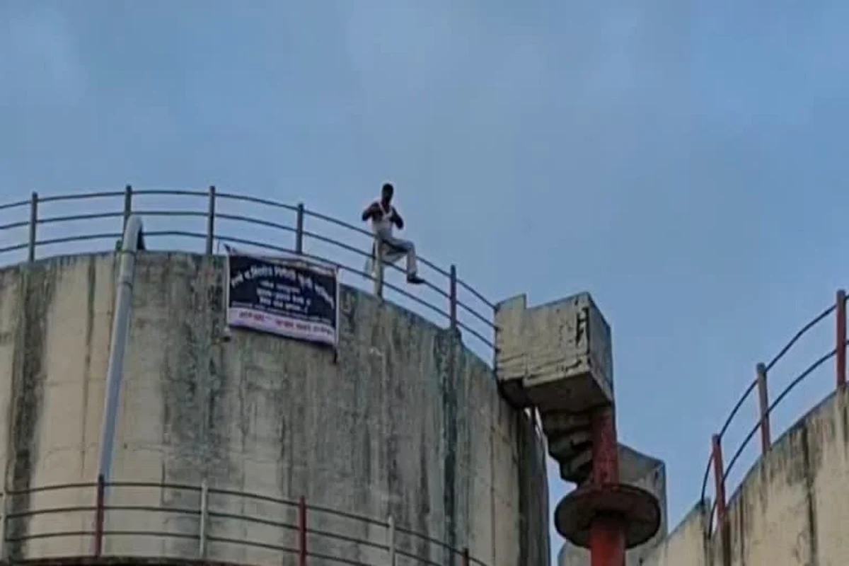 पुणे नाशिक रेल्वे मार्गासाठी भूसंपादनाला शेतकऱ्यांचा विरोध : शोले स्टाइल आंदोलन