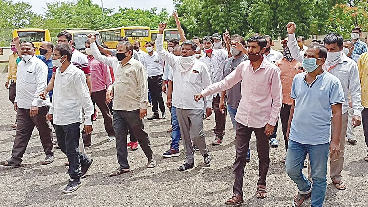 शालेय फी वसुली विरोधात पालकांचे आंदोलन