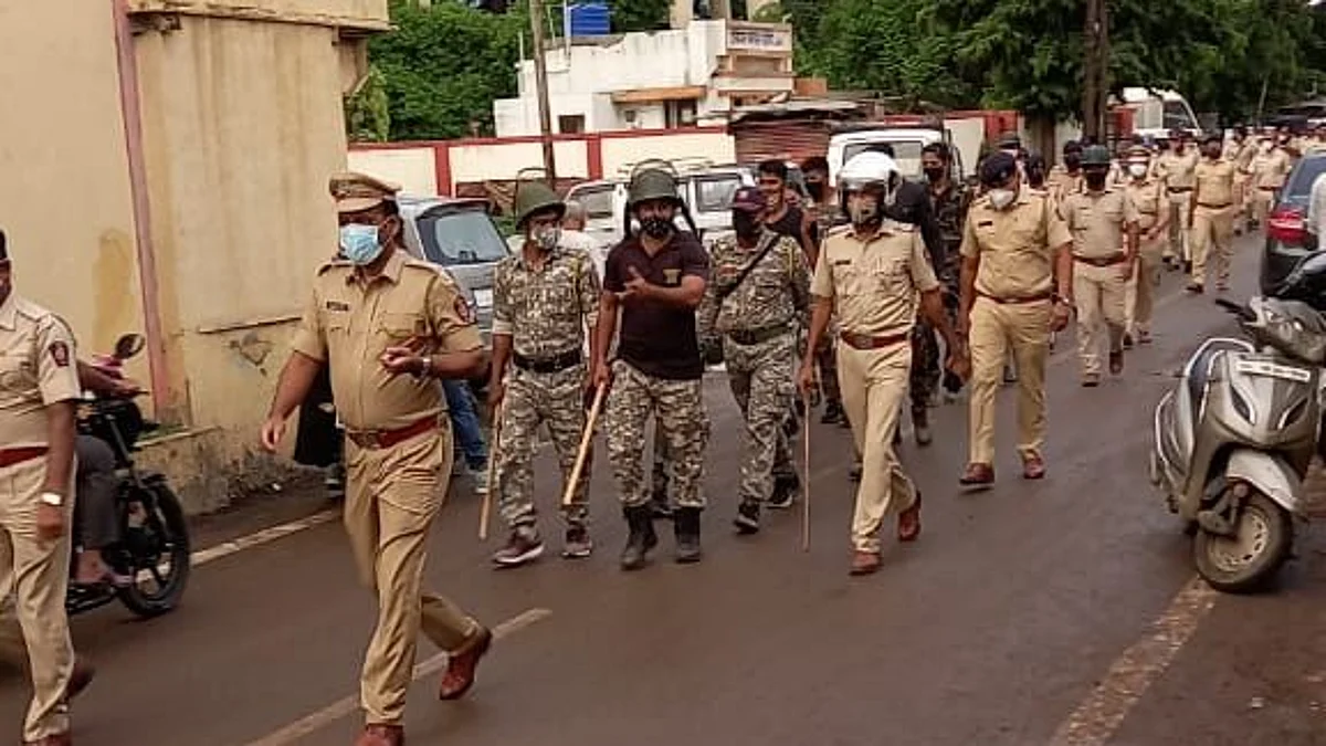 बकरी ईदच्या पार्श्वभूमीवर पोलिसांचे संचलन
