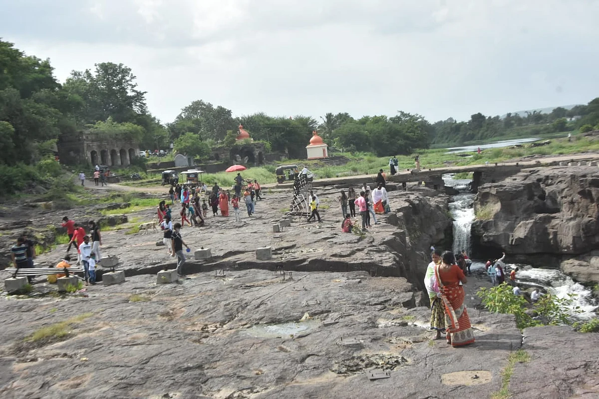 मनसोक्त पर्यटन करताना नागरिक.