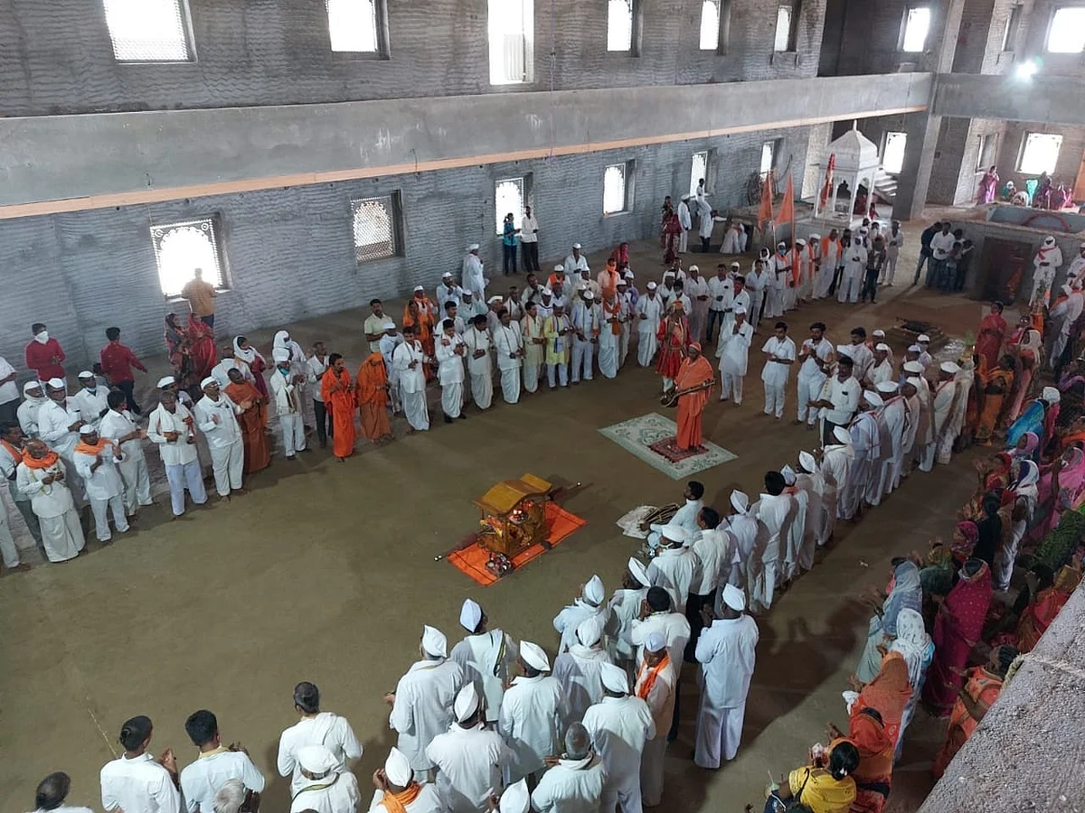 श्रीक्षेत्र सराला बेट येथील दिंडीचे पंढरपूरकडे प्रतिकात्मक प्रस्थान