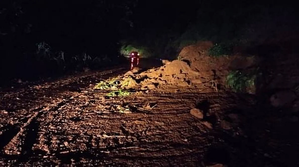 Boulders fall in Kasara Ghat