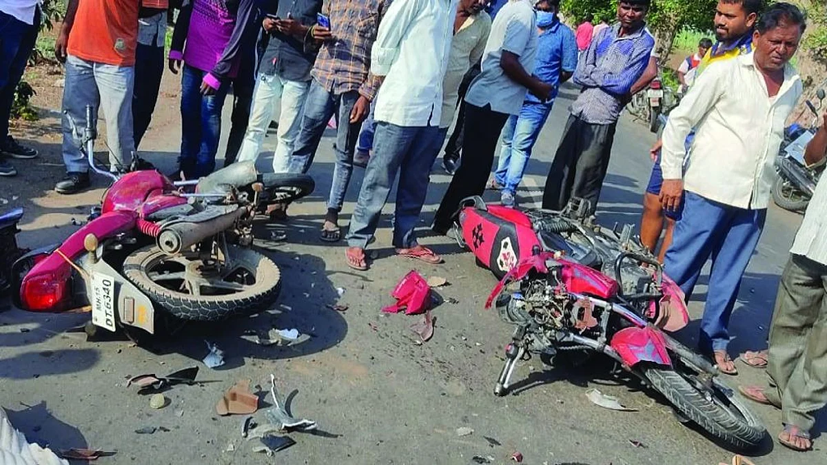 तळवेनजिक दोन मोटरसायकलींची समारोसमोर धडक,पाच जण ठार