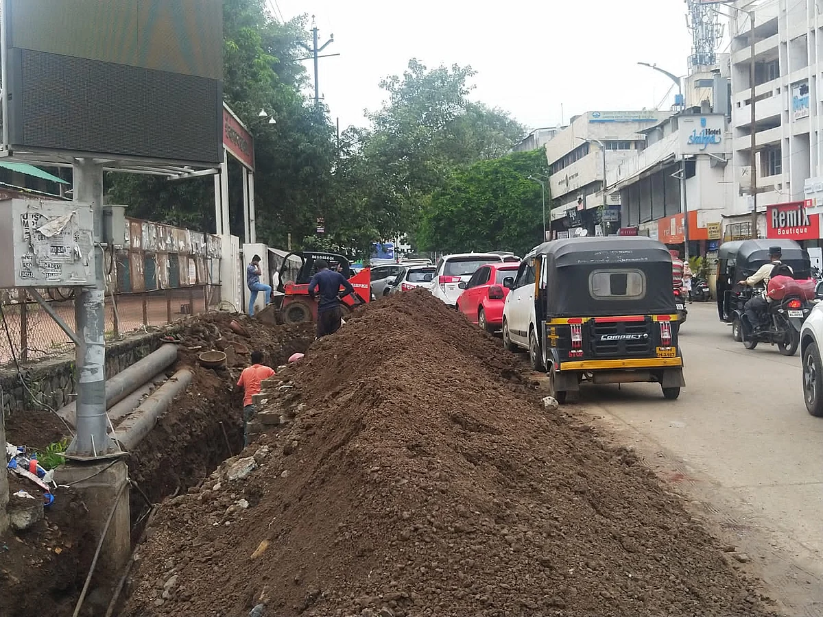 Photo : इथं पार्क करा, रस्ता आपलाच आहे !